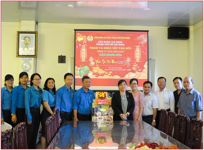 lanh-dao-lien-doan-lao-dong-tphcm-den-tham-chuc-tet-cong-ty-tnhh-san-xuat-can-nhon-hoa-mung-xuan-tan-suu