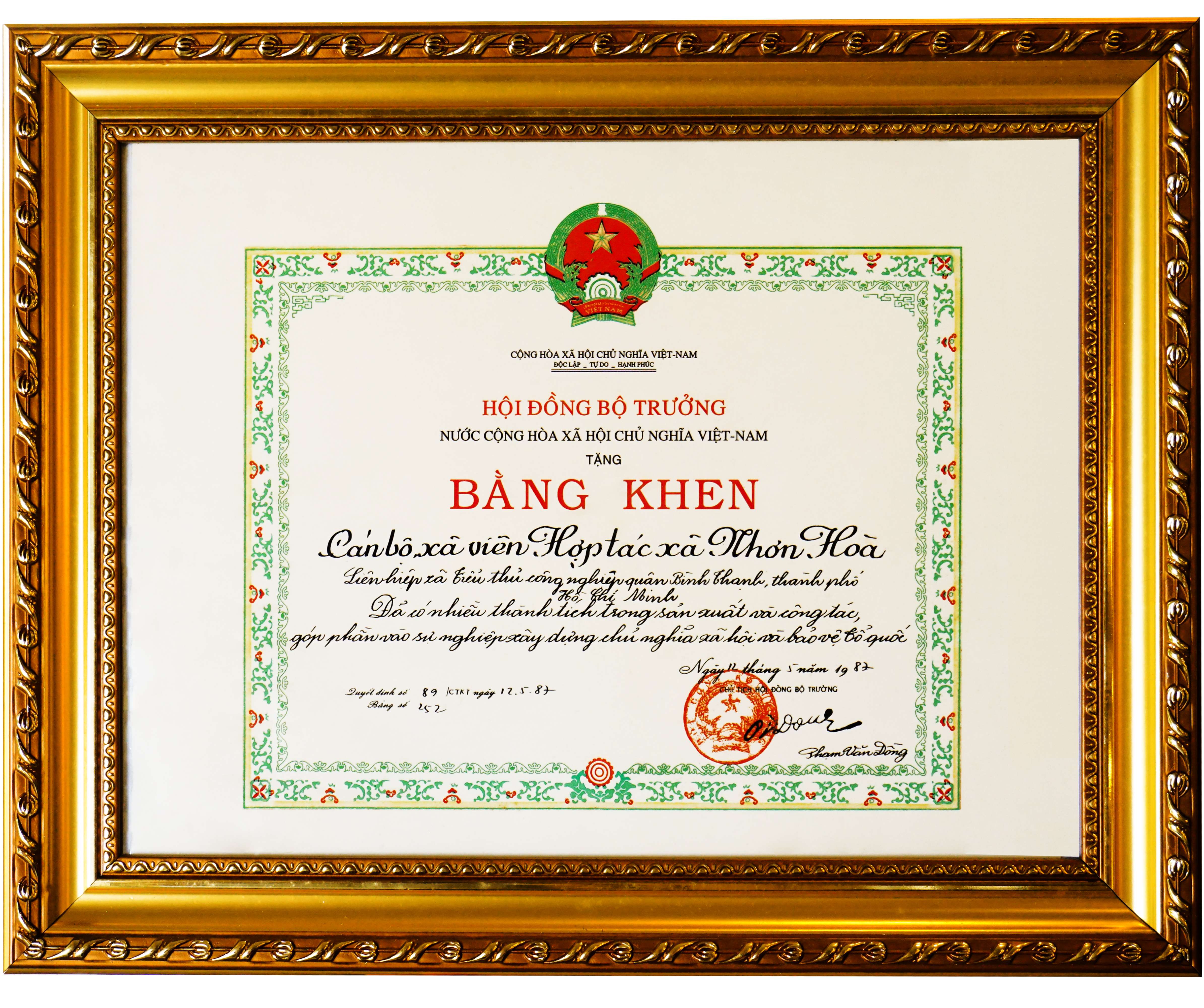 the-council-of-ministers-commended-nhon-hoa-cooperative-for-its-achievements-in-production-and-work-in-1987