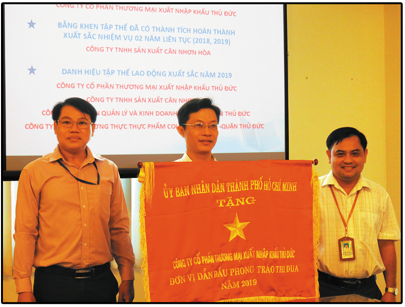 Đại diện Khối trưởng Khối thi đua 5 - Ông Nguyễn Thanh Bình lên chụp hình lưu niệm.